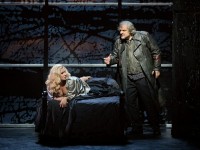 Σκηνή από την όπερα "Macbeth". Anna Netrebko (Lady Macbeth) και Željko Lučić (Macbeth). Φωτο: Marty Sohl/Metropolitan Opera.