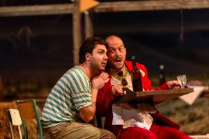 Liparit Avetisyan (Nemorino) και Alex Esposito (Dr Dulcamara) σε σκηνή της όπερας "To Ελιξήριο του Έρωτα". 