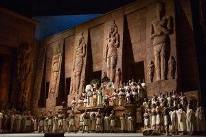 Σκηνή από την β' πράξη της όπερας "Aida". Φωτο: Marty Sohl/Met Opera. 