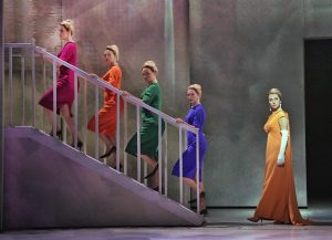 ΗMarnie (Isabel Leonard) συνοδεύεται από τέσσερις γυναίκες (ο εαυτός της σε προηγούμενες περιόδους). Φωτο: Ken Howard/ Met Opera. 