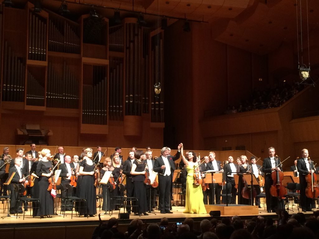 Η βιολονίστα Alena Baeva, ο αρχιμουσικός Daniel Raiskin και η Κρατική Ακαδημαϊκή Συμφωνική Ορχήστρα της Ρωσίας «Evgeny Svetlanov» δέχονται τις επευφημίες του αθηναϊκού κοινού. 