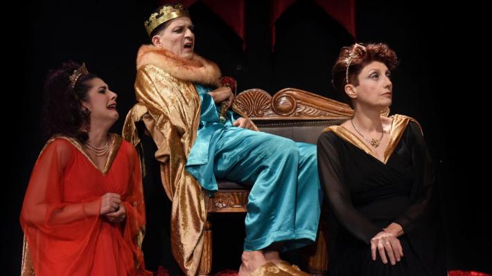 Ο Βασιλιάς Πεθαίνει (Le Roi se Meurt) του Eugène Ionesco από τον Θίασο «Μοντέρνοι Καιροί»  σε σκηνοθεσία Κώστα Νταλιάνη - Θέατρο «Αλκμήνη»