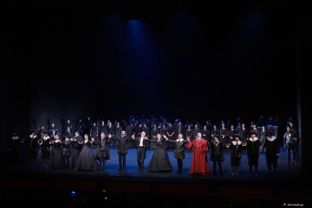 Στο τέλος της πρεμιέρας του "Don Carlo" οι συντελεστές δέχονται τα ενθουσιώδη χειροκροτήματα του κοινού. Φωτο: Χ. Ακριβιάδης. 