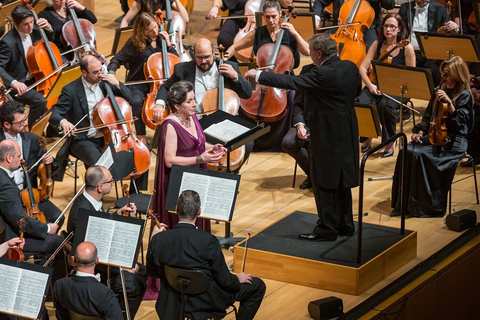 Ο αρχιμουσικό Uroš Lajovic διευθύνει την Κρατική Ορχήστρα Αθηνών. Σολίστ η μεσόφωνος Lilli Paasikivi (φωτο: Μαρία Γραμματικού).