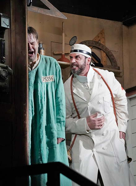 Peter Mattei (Wozzeck) και Christian Van Horn (Γιατρός). Φωτο: Ken Howard / Met Opera.