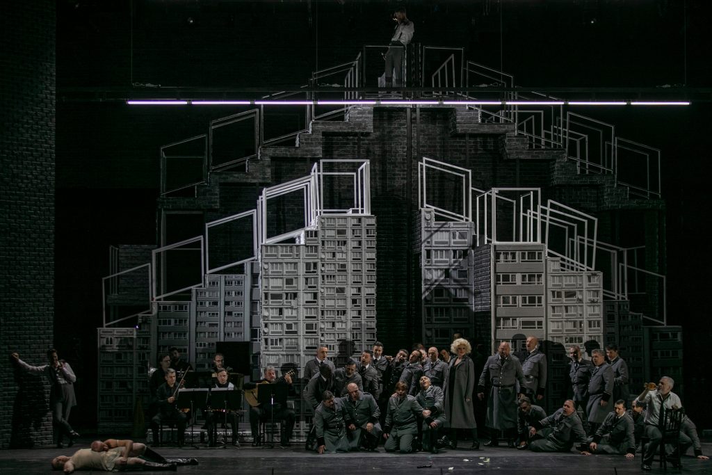 Σκηνή από τη νέα παραγωγή της όπερας "Wozzeck" του Alban Berg όπως παρουσιάστηκε από την ΕΛΣ. Σκηνοθεσία του Olivier Py. Φωτο: Α. Σιμόπουλος. 