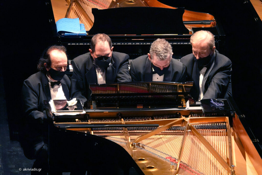 Οι πιανίστες Γιάννης Βακαρέλης, Κυπριανός Κατσαρής, Γιώργος-Εμμανουήλ Λαζαρίδης και Αχιλλέας Γουάστωρ ερμηνεύουν το Galop-Marche του Albert Lavignac στο τέλος της βραδιάς. 