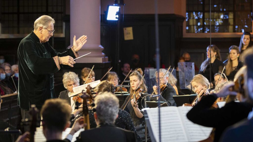 Ο αρχιμουσικός Sir John Eliot Gardiner διευθύνει την Orchestre Révolutionnaire et Romantique στον αγγλικανικό νάο, Άγιο Μαρτίνο των Αγρών (φωτογραφία: The Monteverdi Choir and Orchestras Limited)