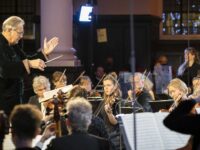 Ο αρχιμουσικός Sir John Eliot Gardiner διευθύνει την Orchestre Révolutionnaire et Romantique  στον αγγλικανικό νάο,  Άγιο Μαρτίνο των Αγρών (φωτογραφία:  The Monteverdi Choir and Orchestras Limited)