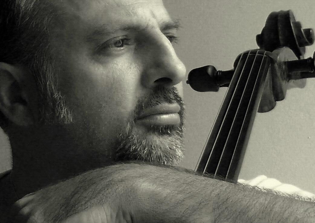 Ο βιολοντσελίστας Βαγγέλης Νίνα. 