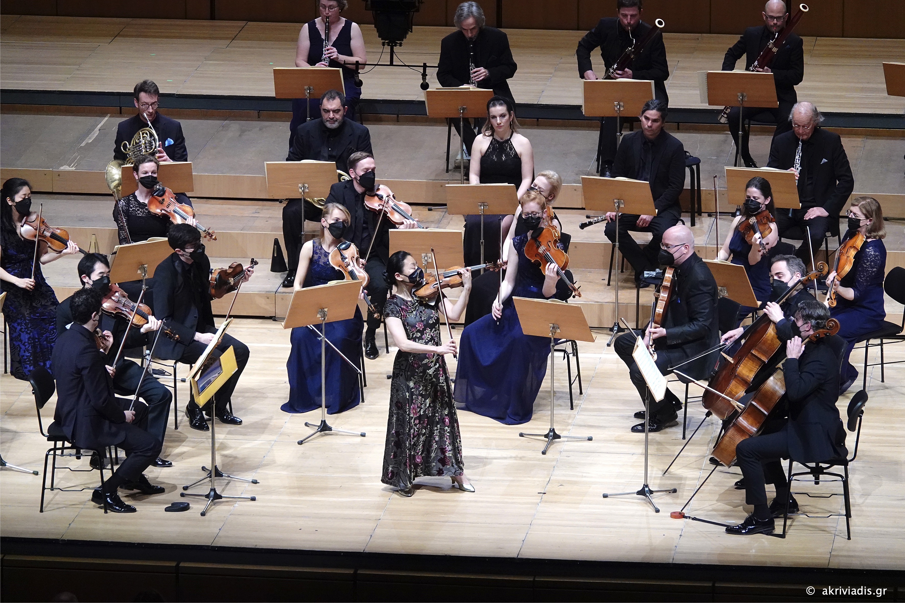 Η βιολονίστα Midori και η ορχήστρα Festival Strings (φωτογραφία: Χάρης Ακριβιάδης)