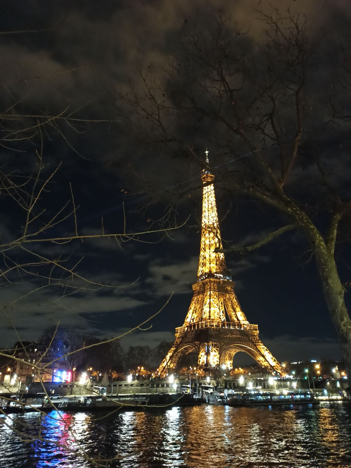 Ο Πύργος του Eiffel τη νύχτα (φωτογραφία: Χριστίνα Λαμπράκη)