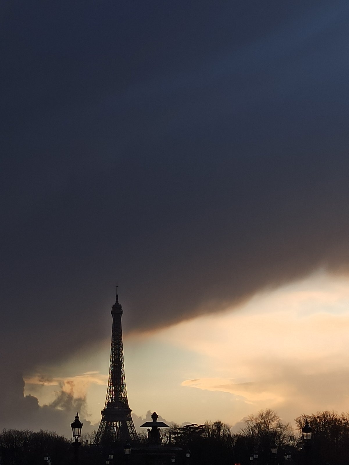 Ο Πύργος του Eiffel πριν από τη δύση (φωτογραφία: Χριστίνα Λαμπράκη) 